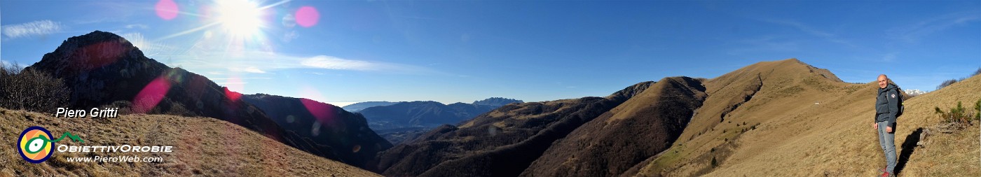 28 La bella lunga cresta con vista in Venturosa a sx e Baciamorti a dx.jpg